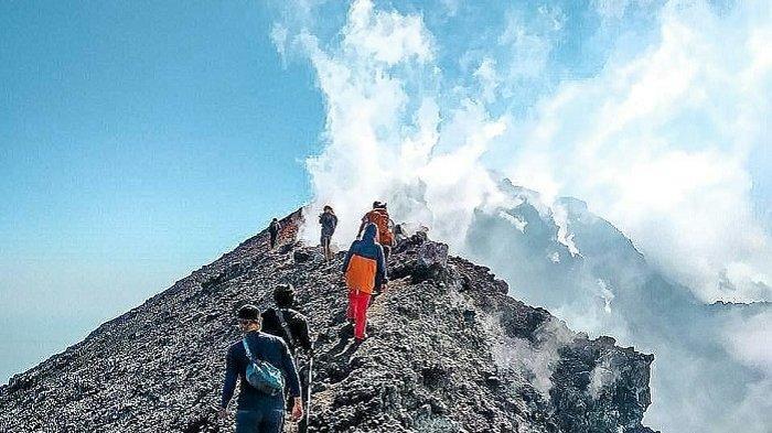 pendaki-berada-di-puncak-gunung-slamet-pada-kamis-1172019.jpg