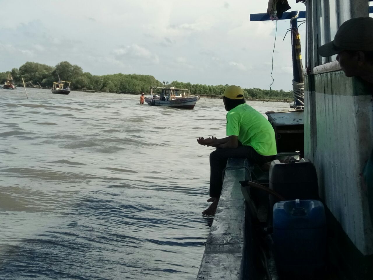 pendangkalan-nelayan-kapal-kandas-sungai-kramat_20180226_124849.jpg