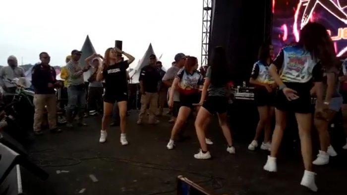 pendek-tengah-menari-saat-acara-garut-culture-fest.jpg