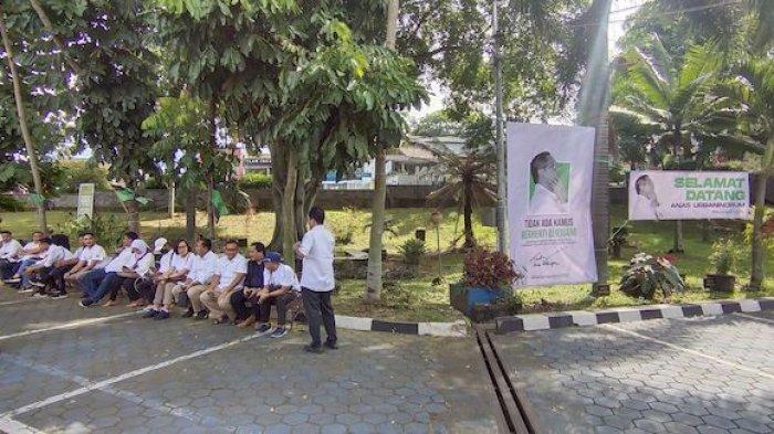 pendukung-anas-di-sukamiskin-selasa-pagi.jpg