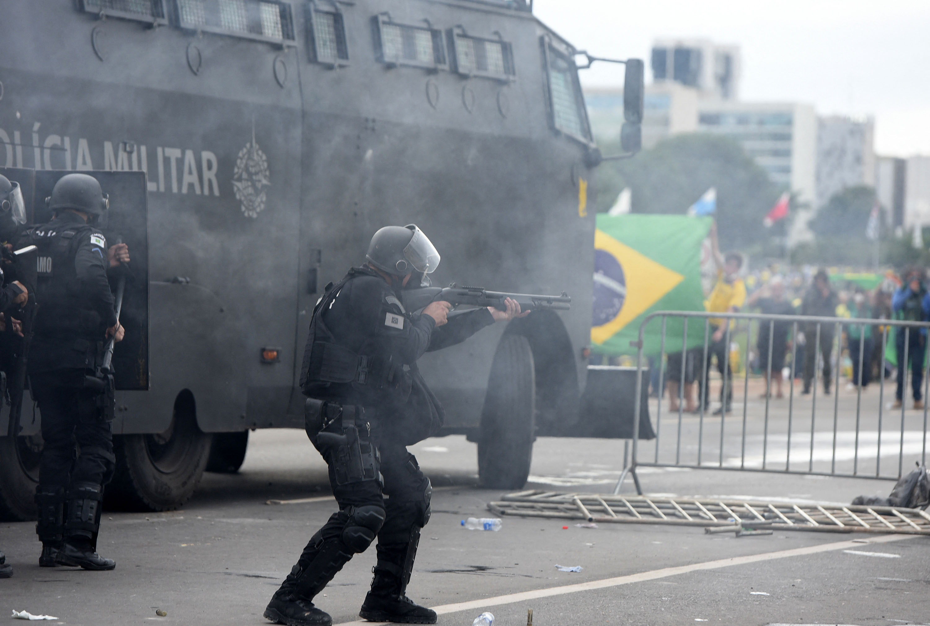 pendukung-bolsonaro-serang-ma-dan-kongres-brasil_20230109_151725.jpg