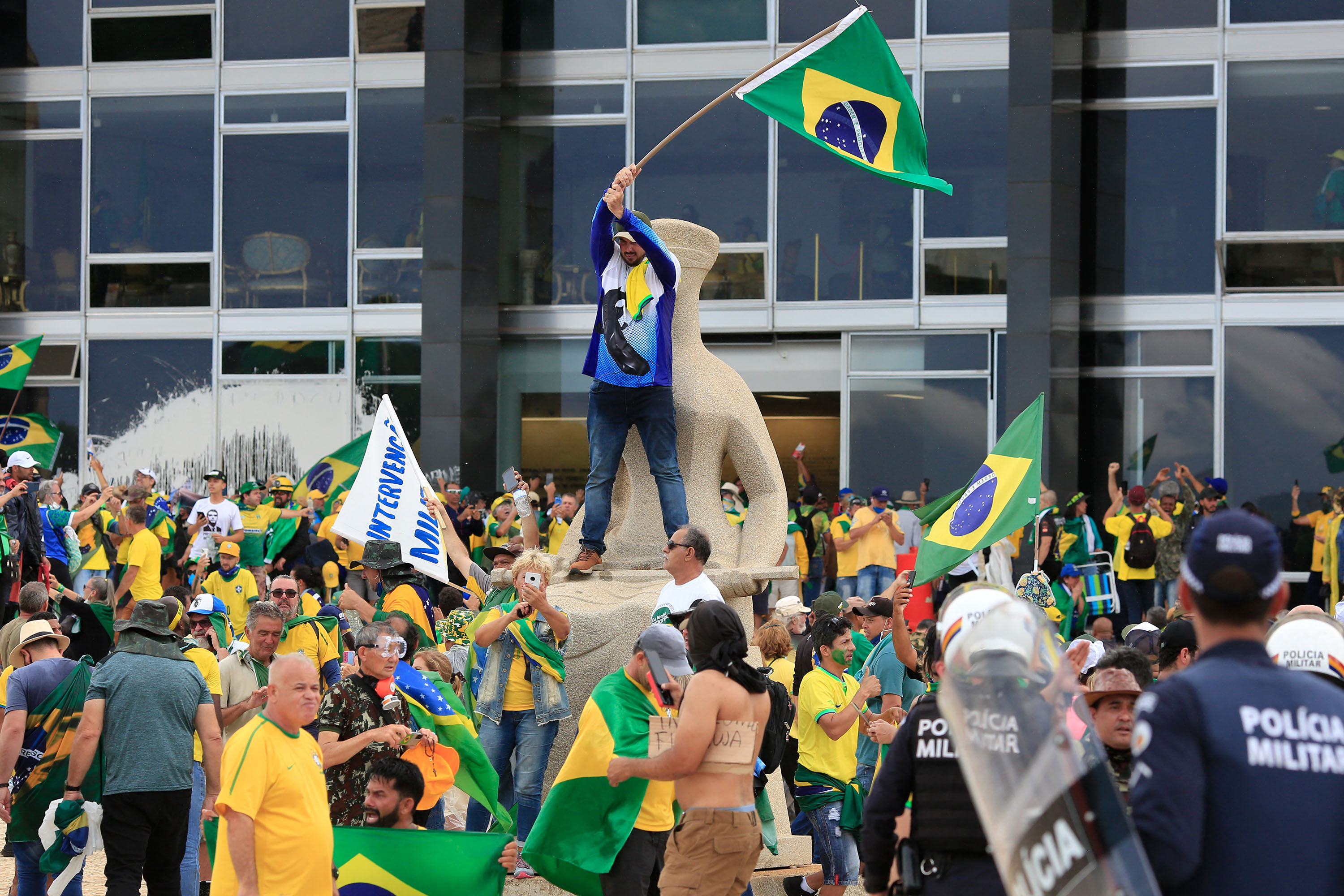 pendukung-bolsonaro-serang-ma-dan-kongres-brasil_20230109_164015.jpg