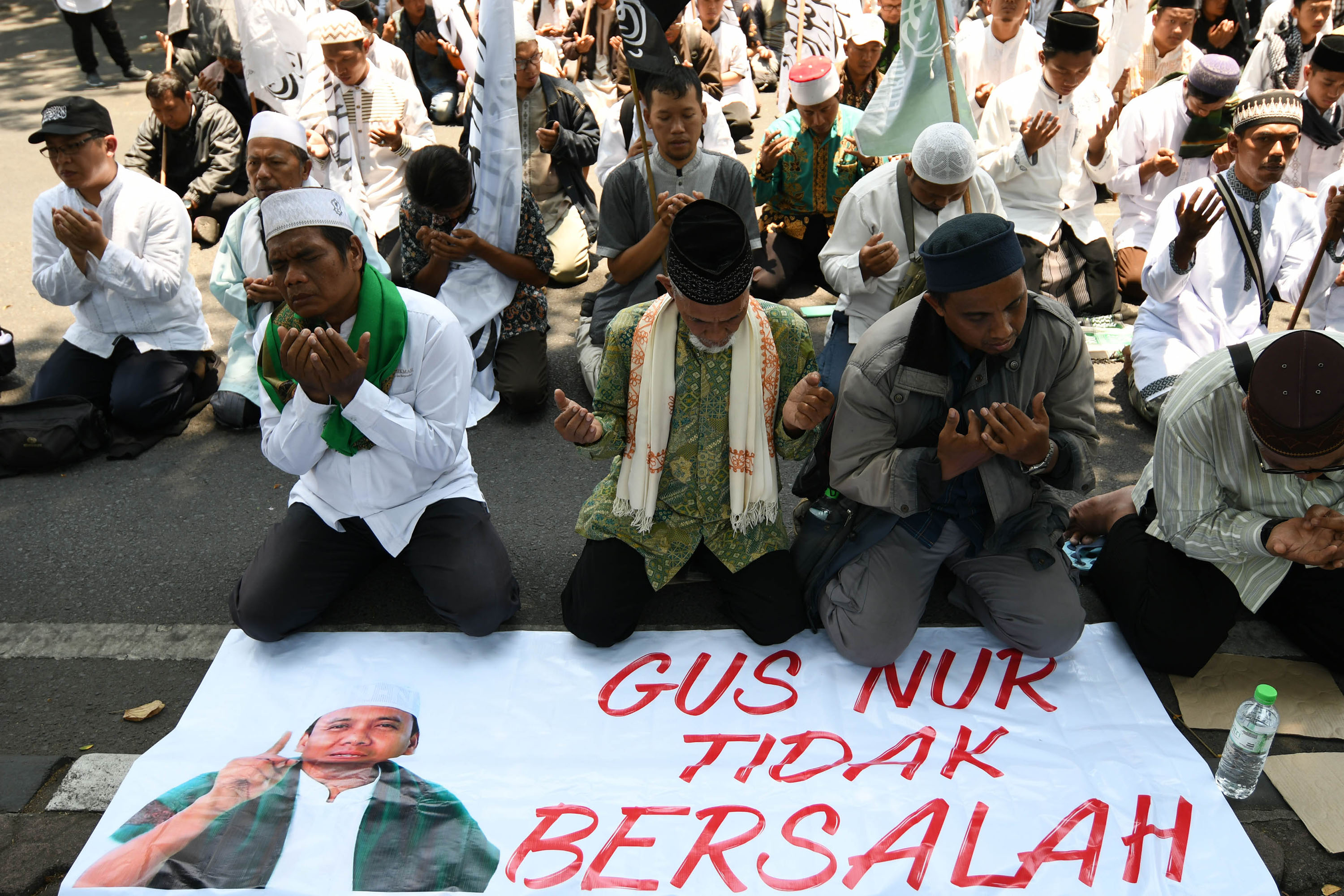 pendukung-gus-nur-sujud-syukur_20191024_213614.jpg