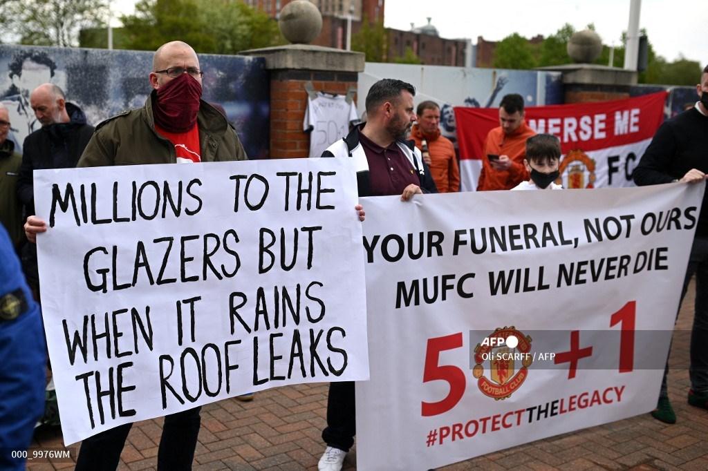 pendukung-mengangkat-spanduk-saat-mereka-memprotes-pemilik-manchester-united.jpg