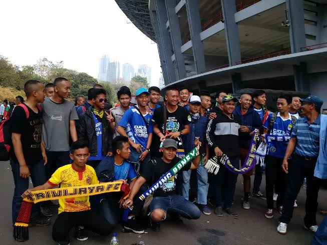 pendukung-sriwijaya-fc-dan-persib-bandung_20151018_150121.jpg