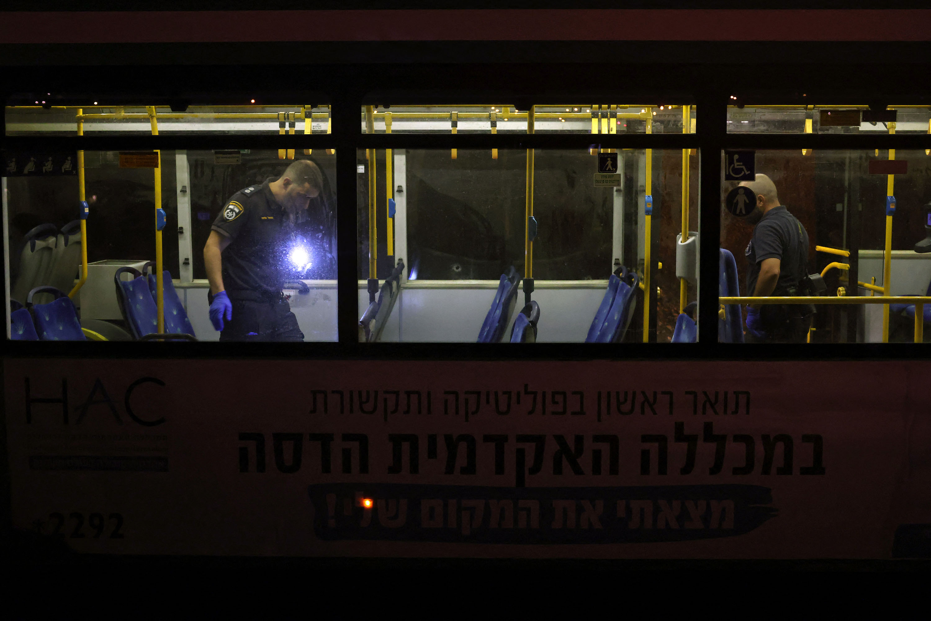 penembakan-bus-jemaat-yahudi-di-yerusalem_20220815_075633.jpg