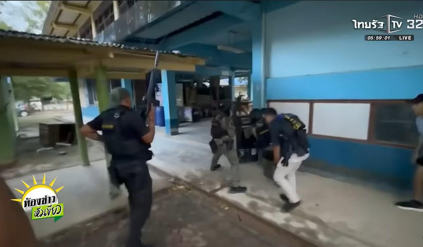 PENEMBAKAN SEKOLAH THAILAND - Detik-detik seorang pemuda bersenjata api yang melakukan penembakan di Sekolah Phatongprathan Kiriwat di Hat Yai, Songkhla, pada Rabu siang (11/2/2026) menyerahkan diri