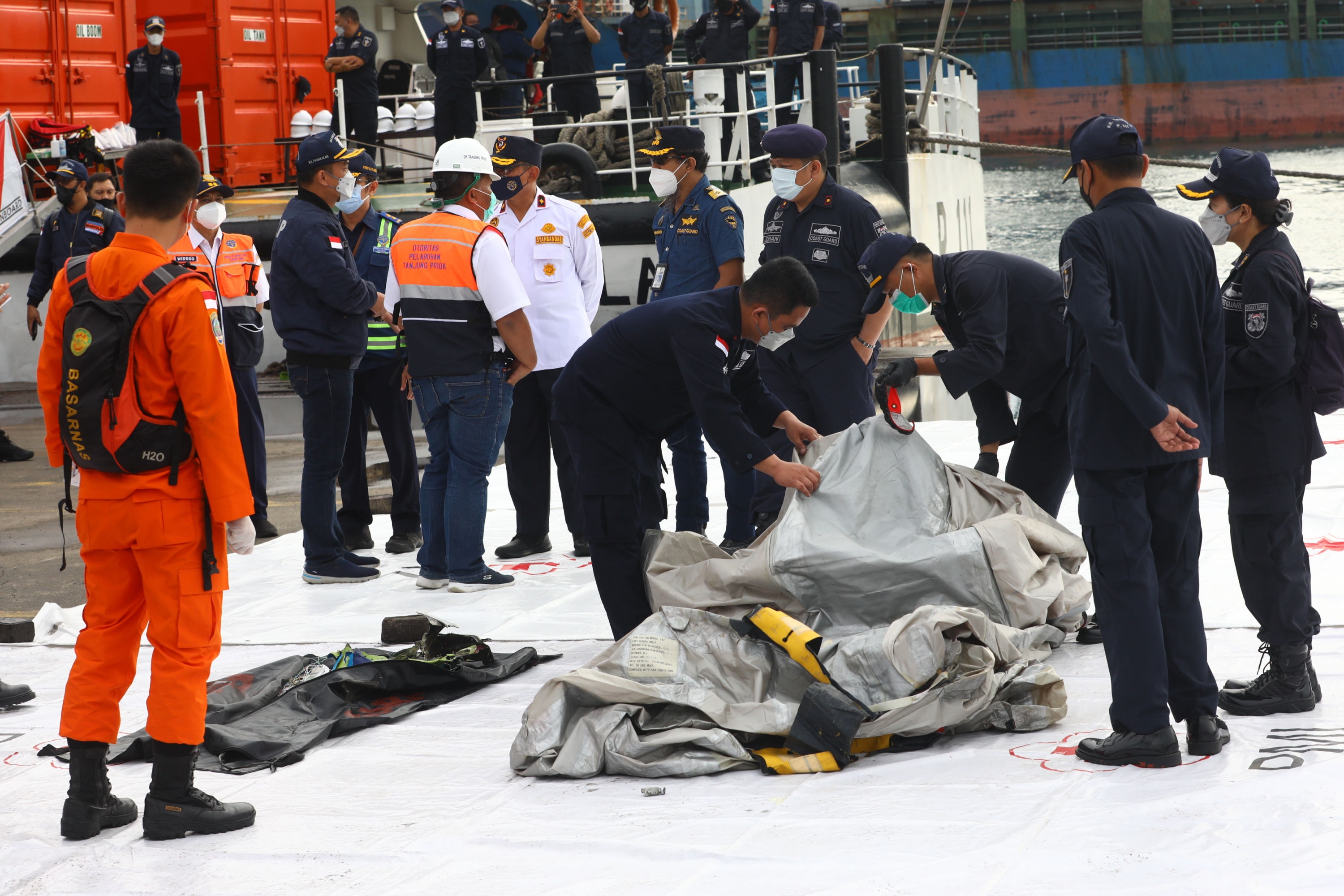 penemuan-serpihan-pesawat-sriwijaya-air-sj-182-tim-basarnas_20210110_094744.jpg