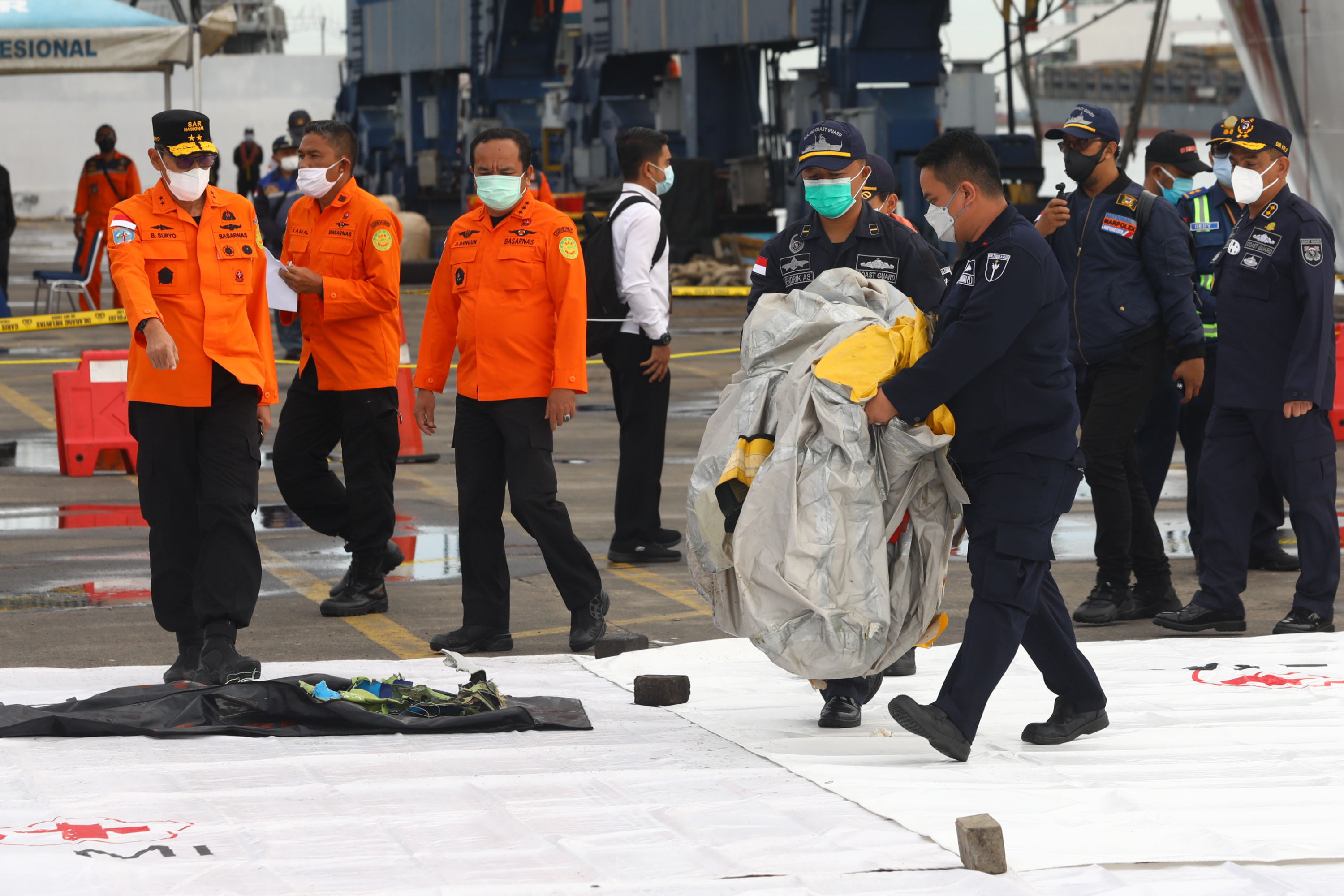 penemuan-serpihan-pesawat-sriwijaya-air-sj-182-tim-basarnas_20210110_094955.jpg