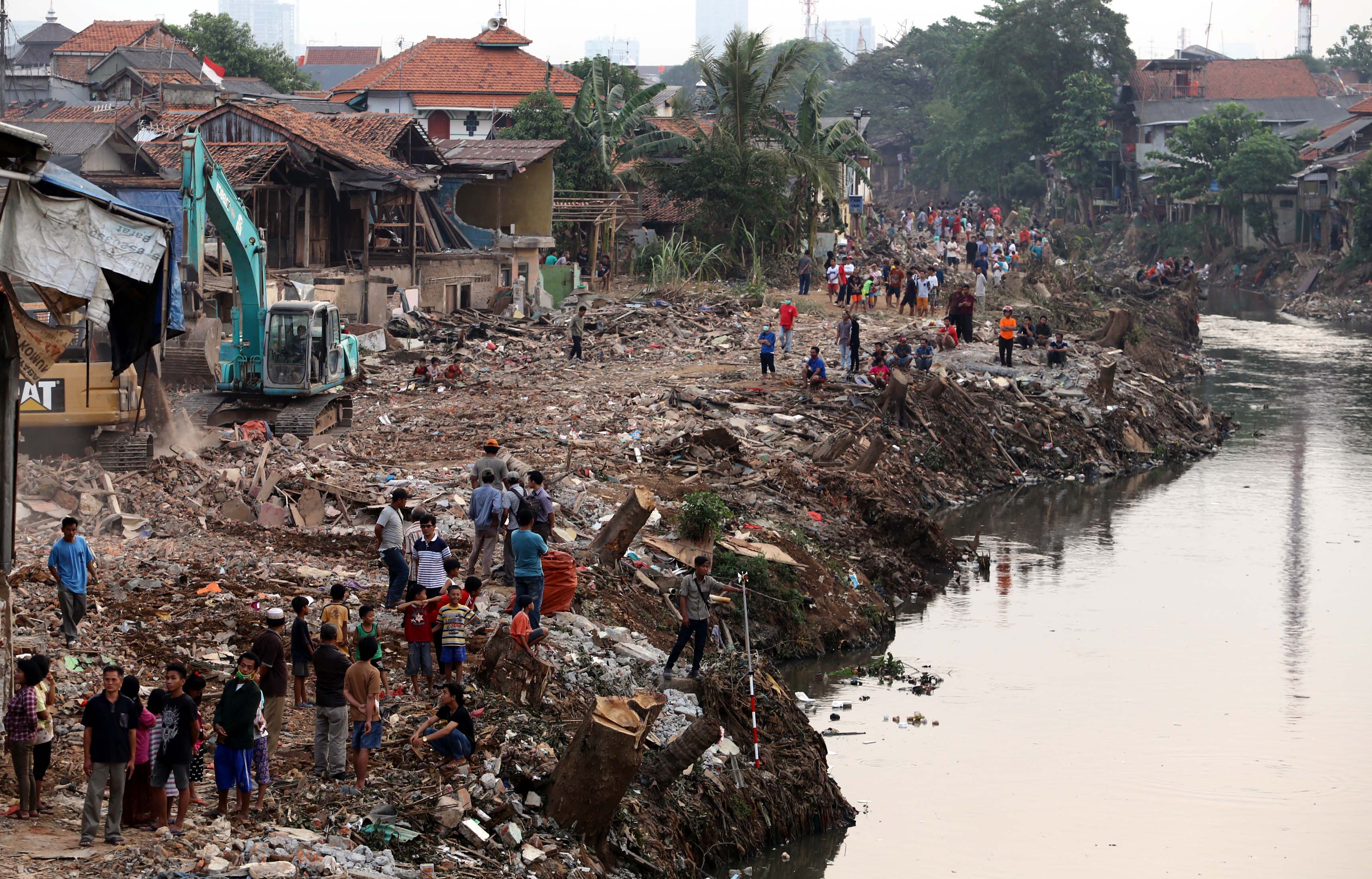 penertiban-bangunan-kampung-pulo-terus-berlanjut_20150824_224555.jpg