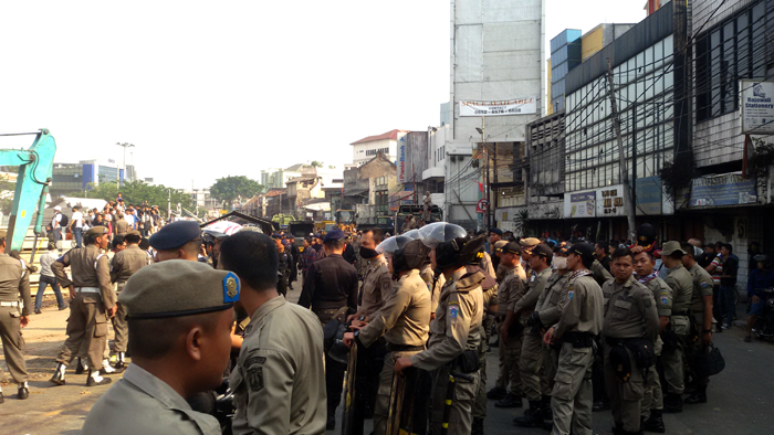 penertiban-hari-kedua-di-kampung-pulo-jakarta-timur_20150821_095844.jpg