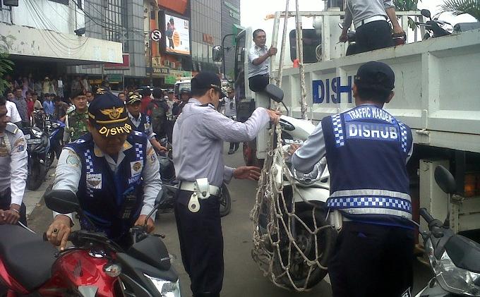 penertiban-parkir-liar-di-jalan-suryopranoto-gambir_20141127_123205.jpg