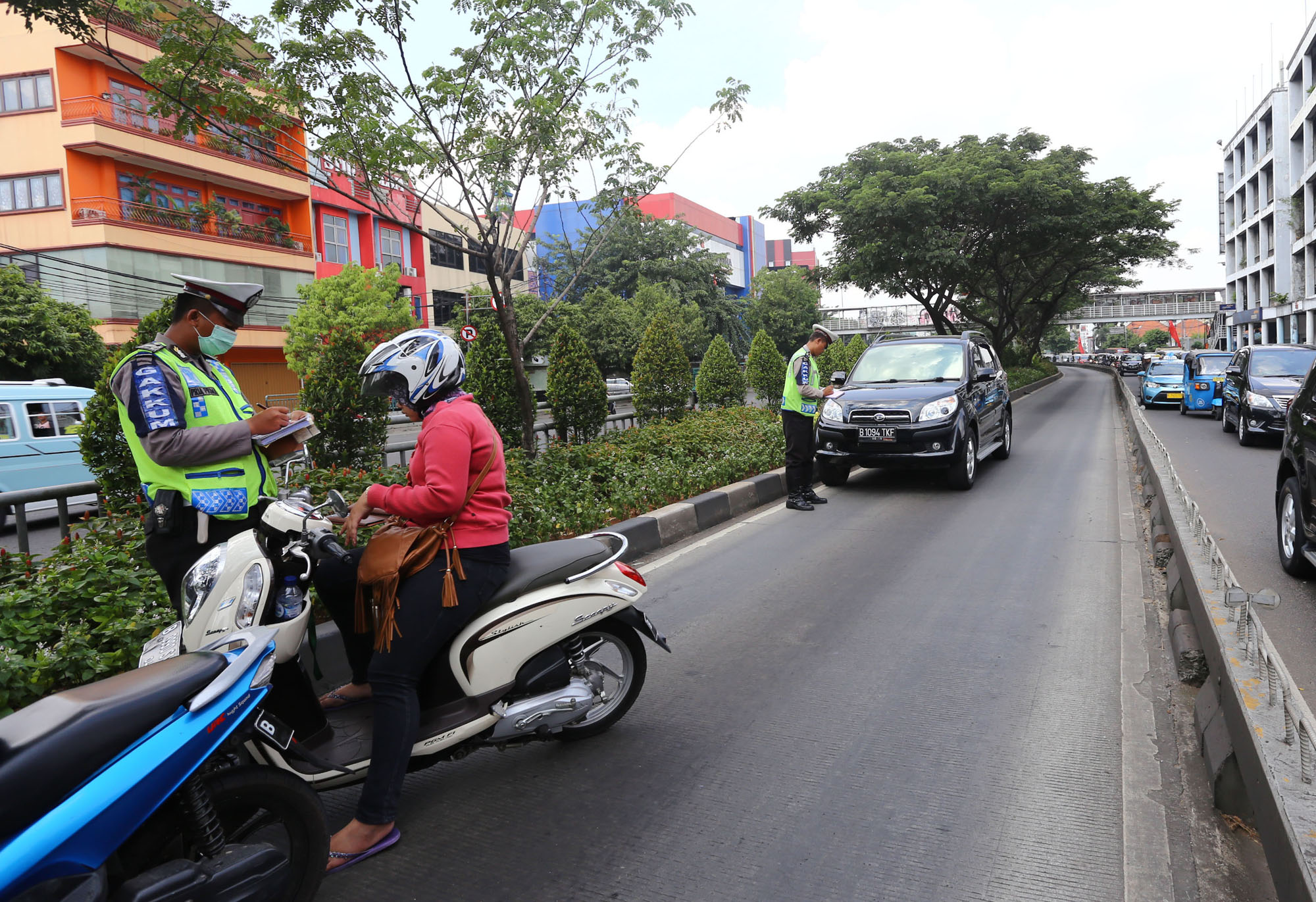 penertiban-pelanggar-jalur-busway_20150527_174439.jpg