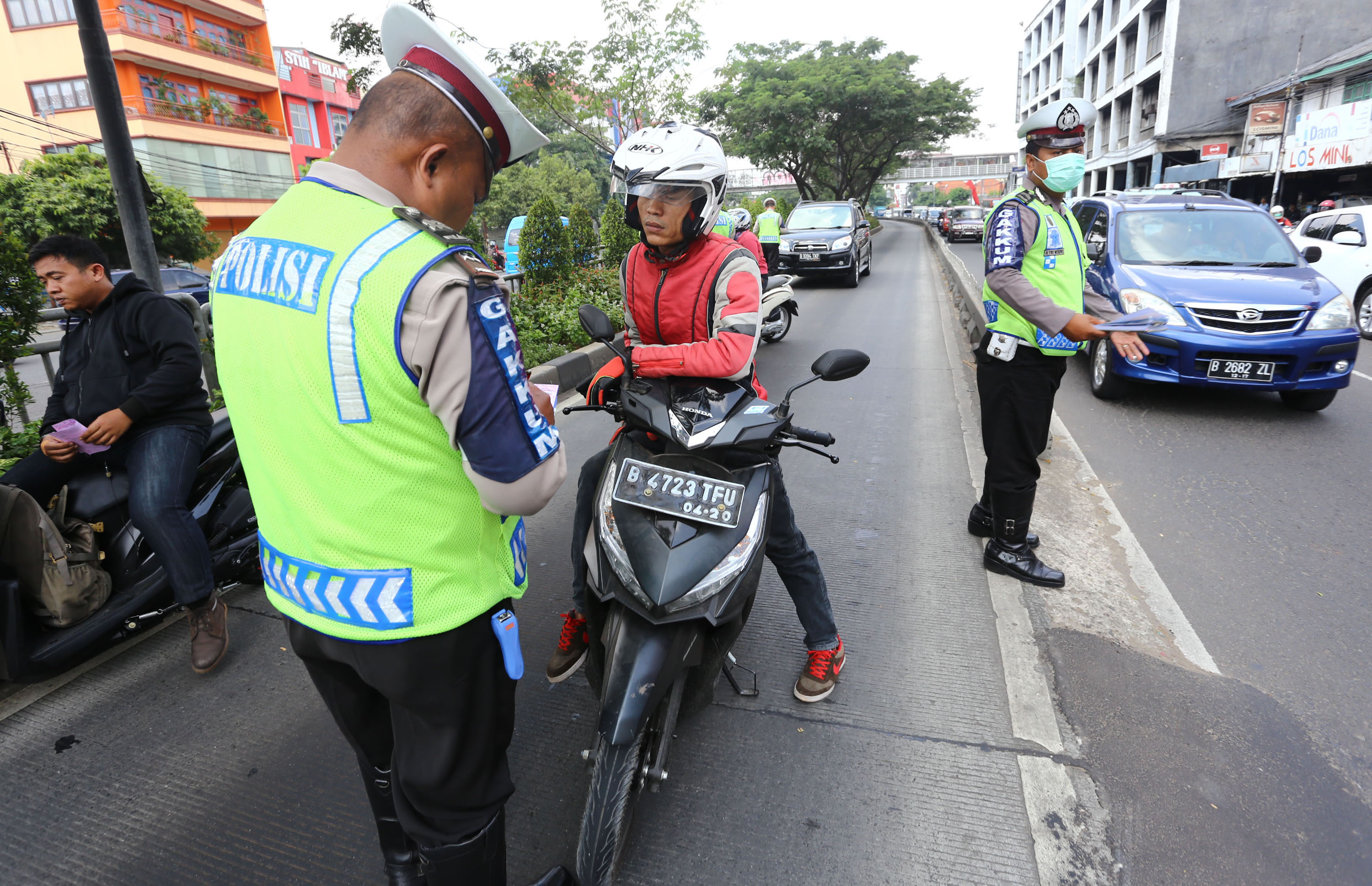 penertiban-pelanggar-jalur-busway_20150527_174621.jpg