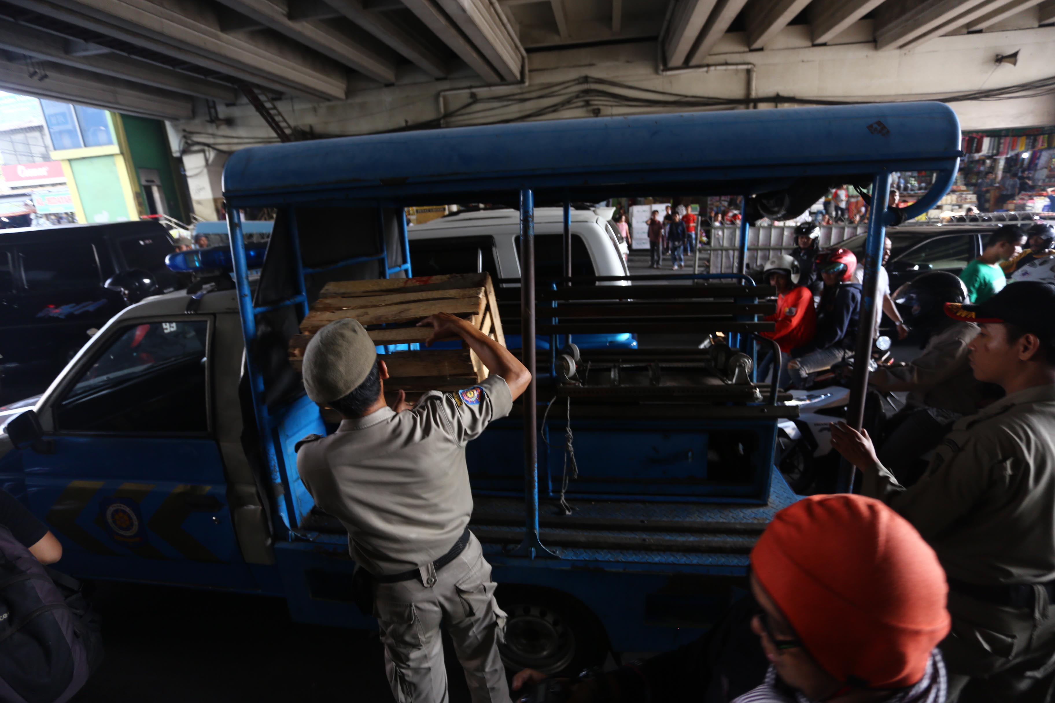 penertiban-pkl-di-tanah-abang_20151106_220730.jpg