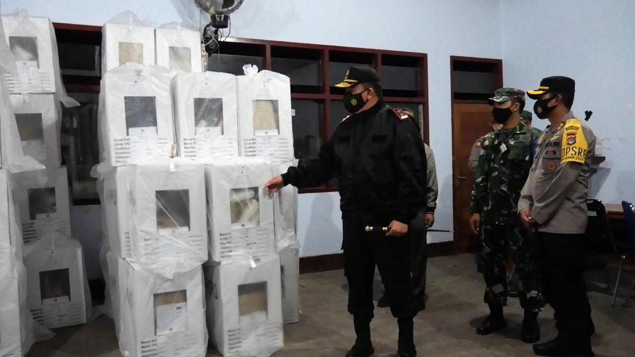 pengamanan-kapolda-ntb-irjen-pol-mohammad-iqbal-kiri-meninjau-pengamanan-kotak-suara.jpg