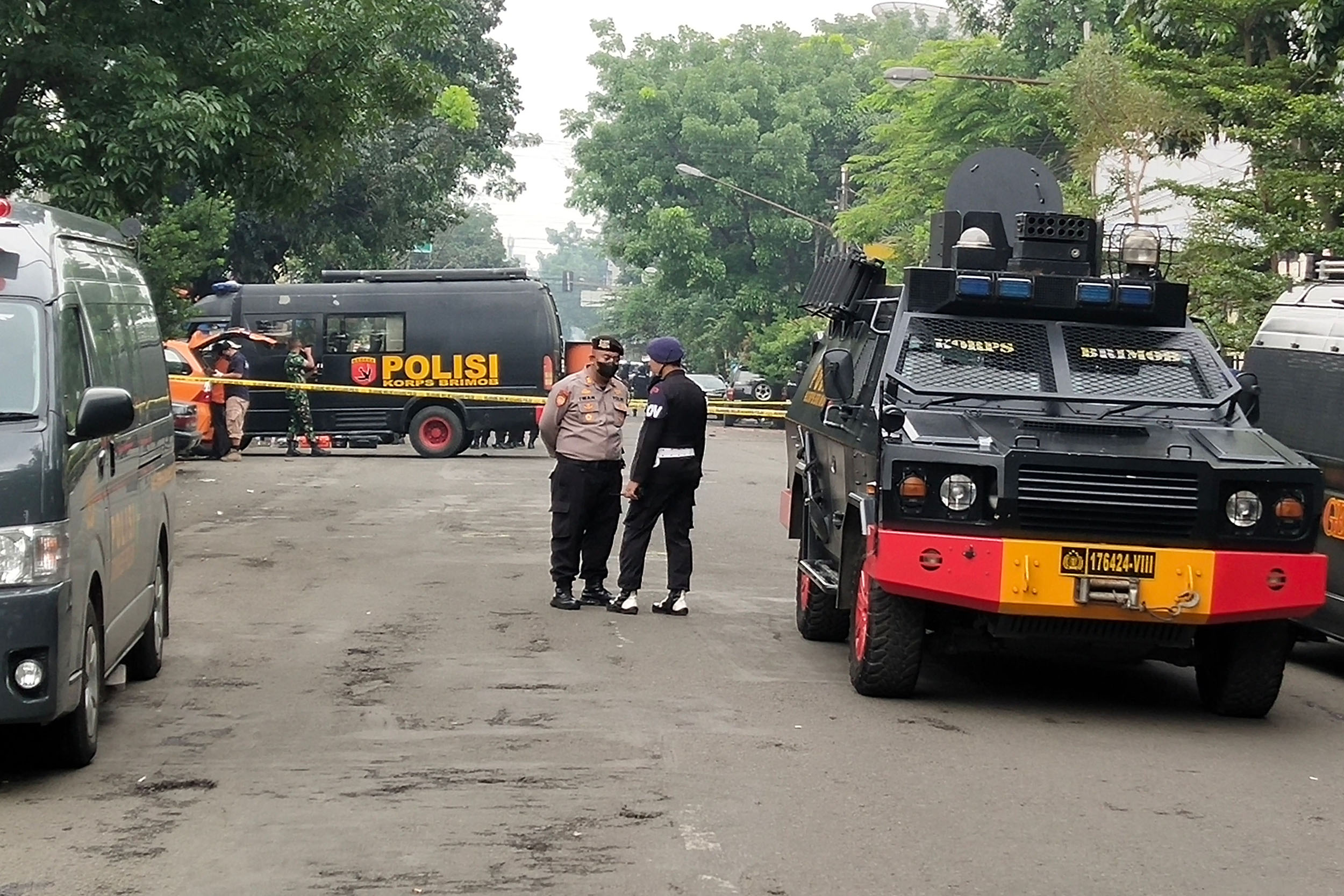 pengamanan-lokasi-bom-bunuh-diri-di-mapolsek-astana-anyar_20221207_133722.jpg
