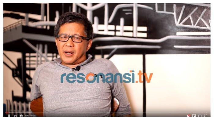 pengamat-politik-rocky-gerung-dalam-channel-youtube-resonansi-tv-jumat-1012020.jpg