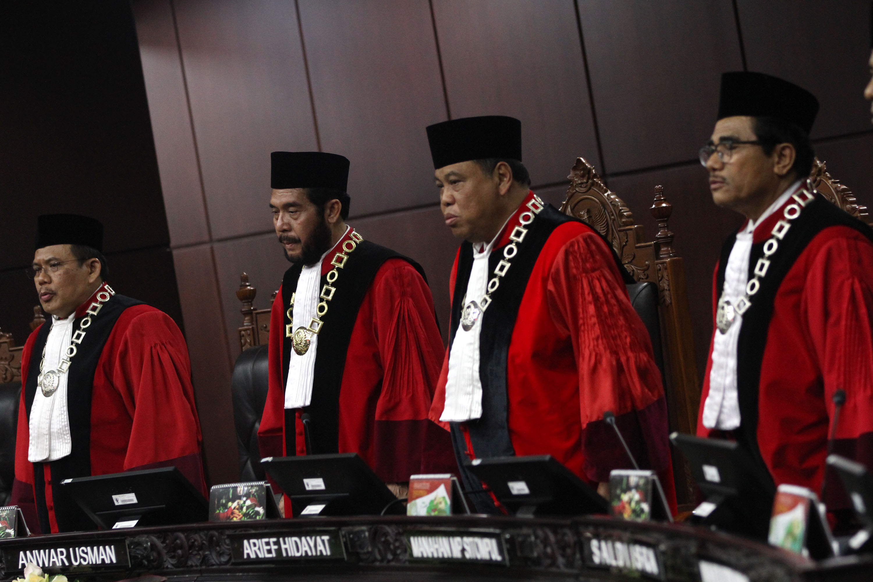 pengambilan-sumpah-jabatan-ketua-mk-terpilih_20180402_185537.jpg