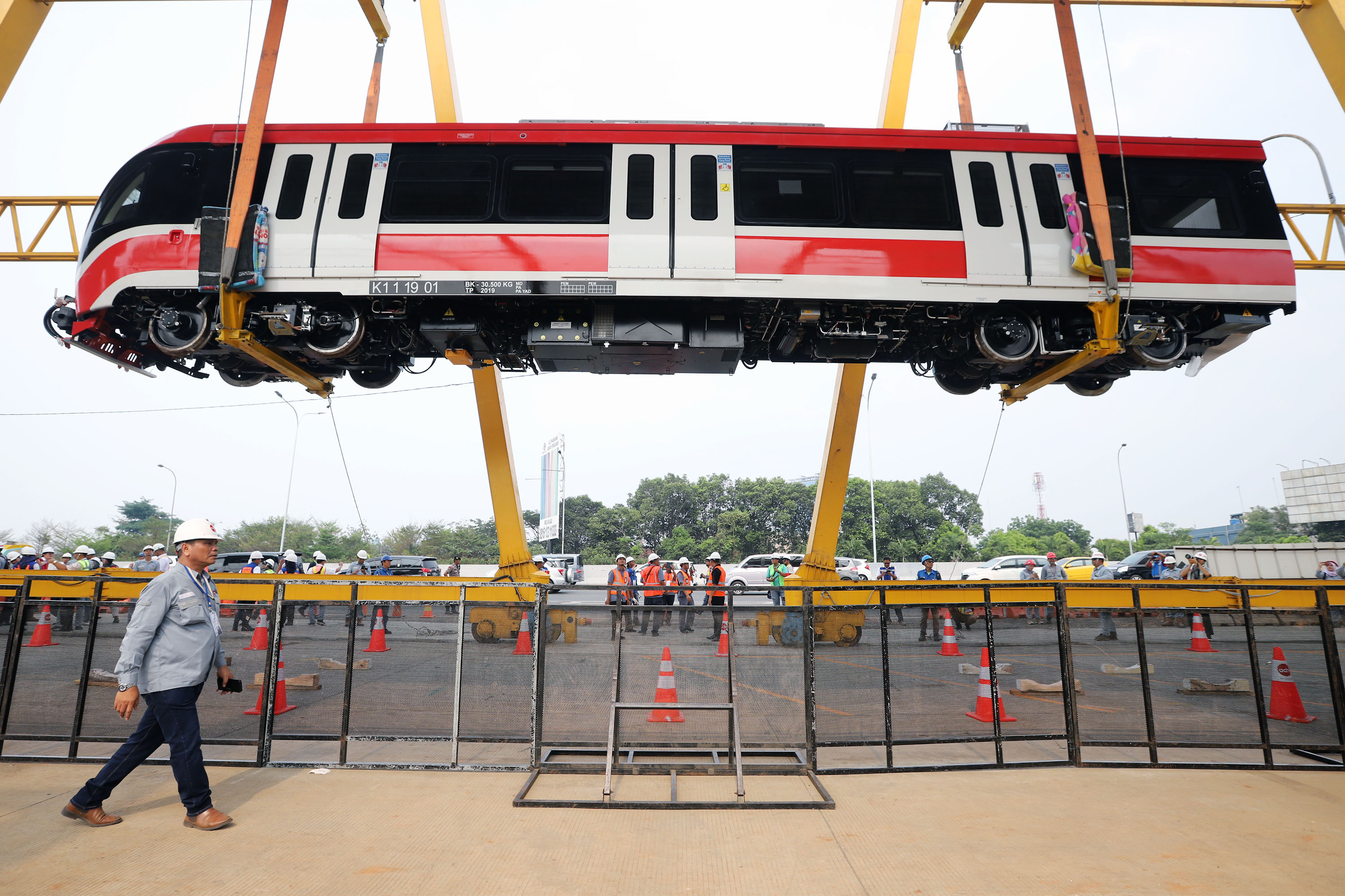 pengangkatan-perdana-gerbong-lrt-jabodebek_20191013_194847.jpg