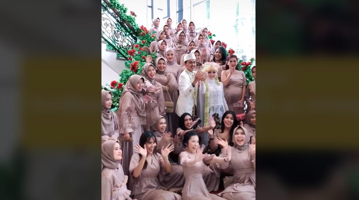 pengantin-dengan-41-bridesmaid-2.jpg