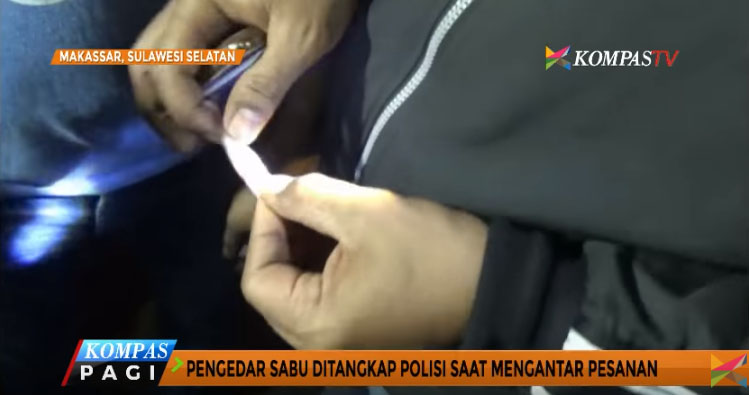 pengedar-sabu-di-makassar-diciduk-polisi-yang-menyamar_20170519_120030.jpg