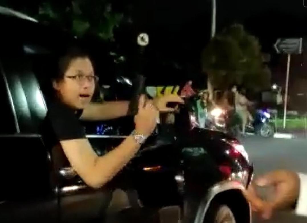 pengemudi-fortuner-nodong-warga.jpg