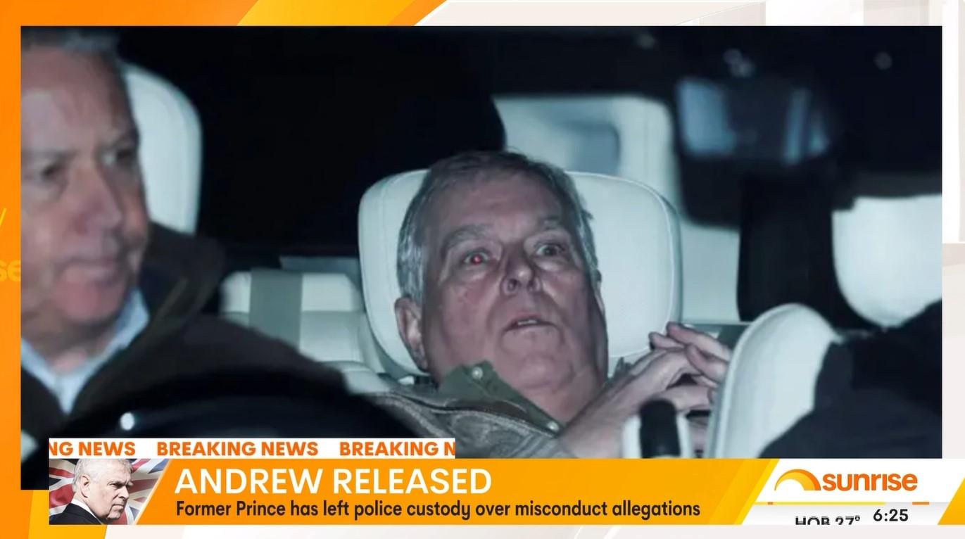 BANGSAWAN INGGRIS DITANGKAP - Tangkap layar YouTube 7NEWS Australia, memperlihatkan Andrew Mountbatten-Windsor atau yang sebelumnya dikenal dengan panggilan Pangeran Andrew, berada di sebuah mobil setelah sempat ditangkap polisi terkait dugaan melakukan pelanggaran dalam jabatan publik, Kamis (19/2/2026). Ia dibebaskan dengan status dalam penyelidikan
