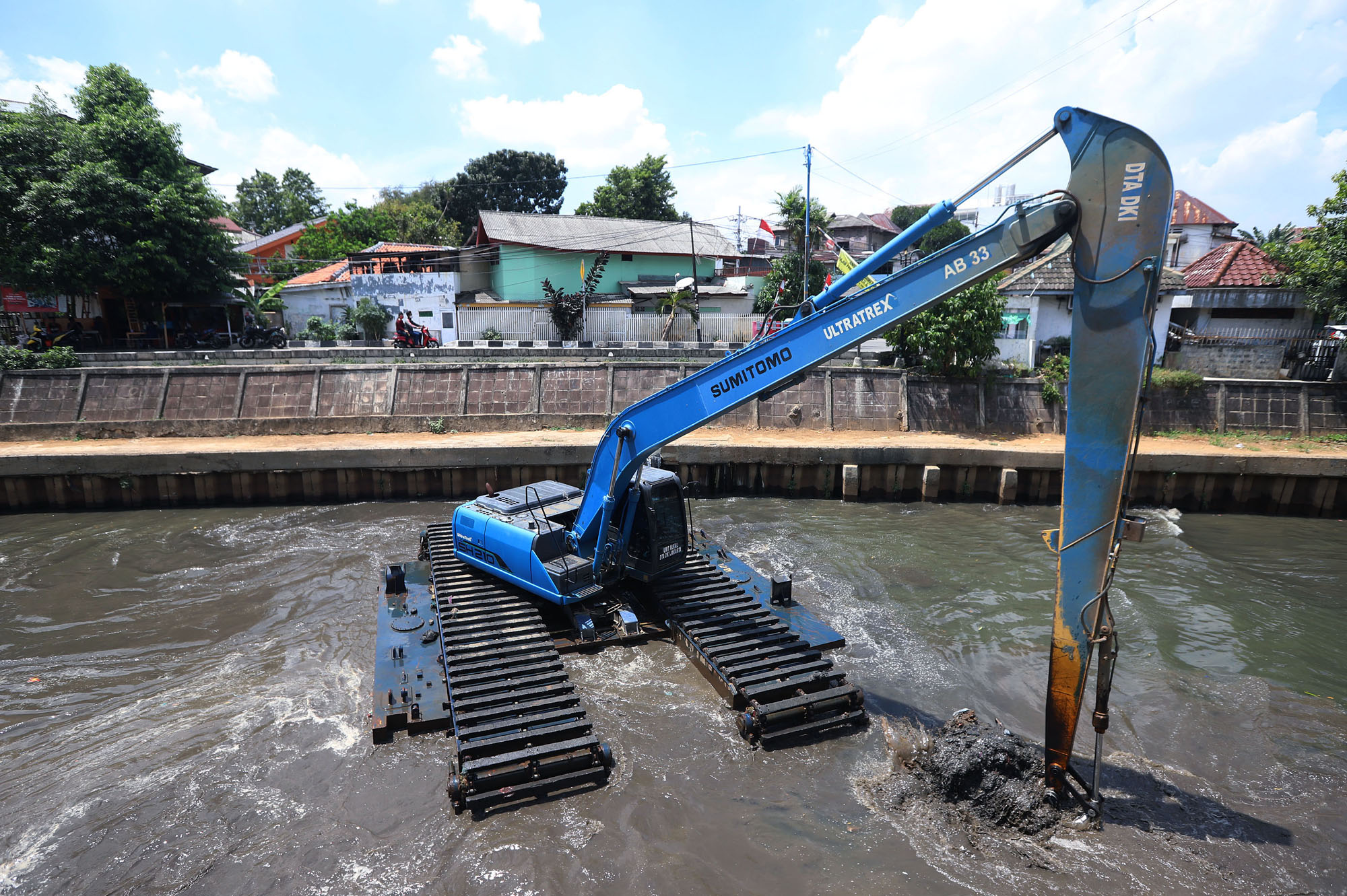 pengerukan-aliran-kali-ciliwung_20200904_174946.jpg