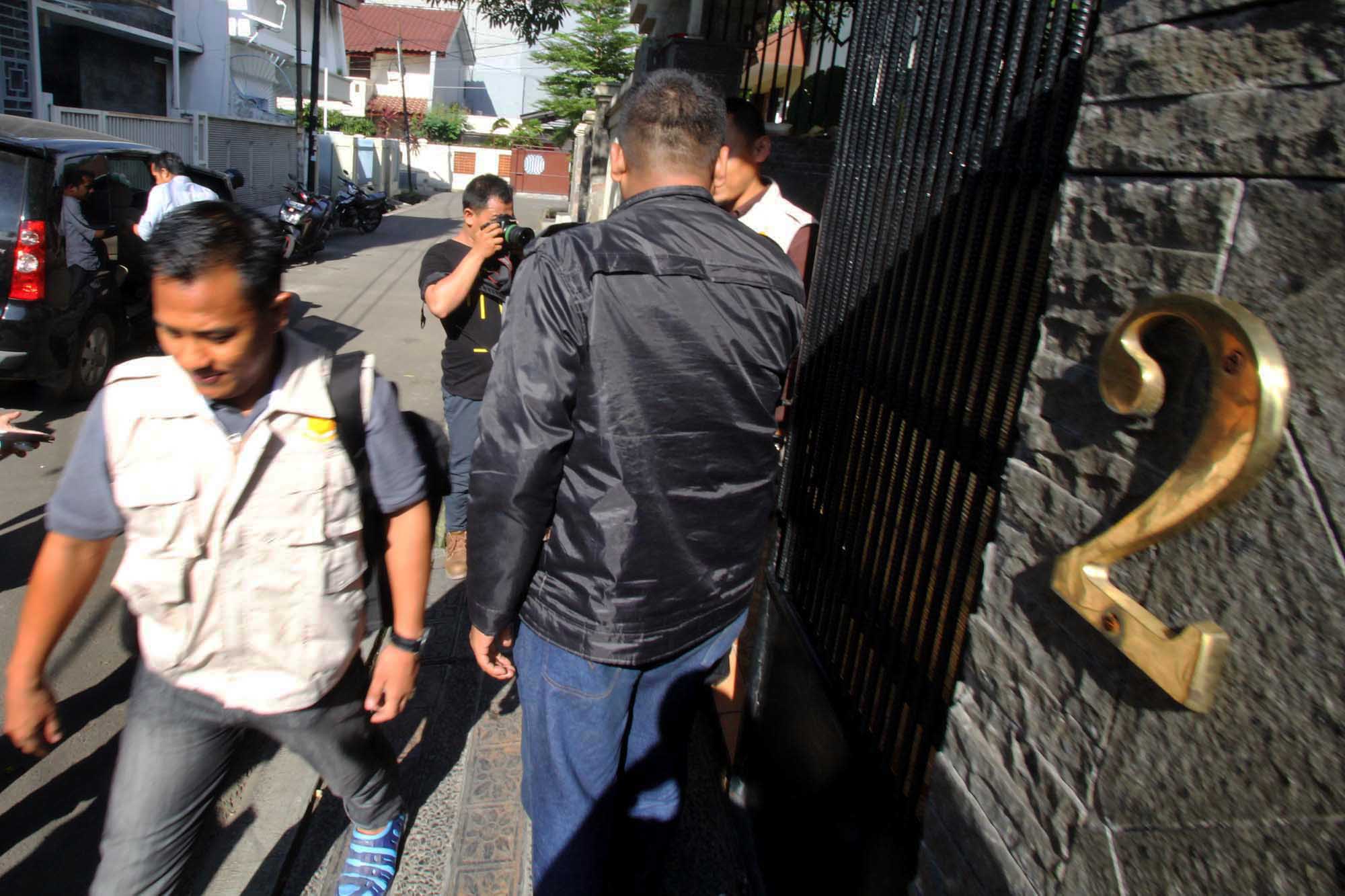 penggeledahan-rumah-alex-usman_20150408_173751.jpg