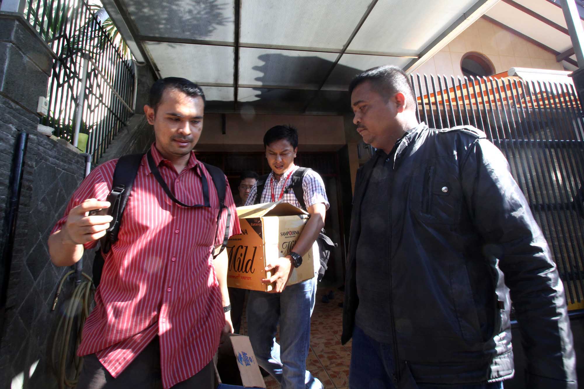 penggeledahan-rumah-alex-usman_20150408_173818.jpg