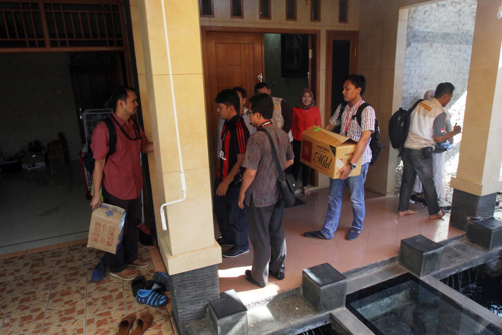penggeledahan-rumah-alex-usman_20150408_173913.jpg