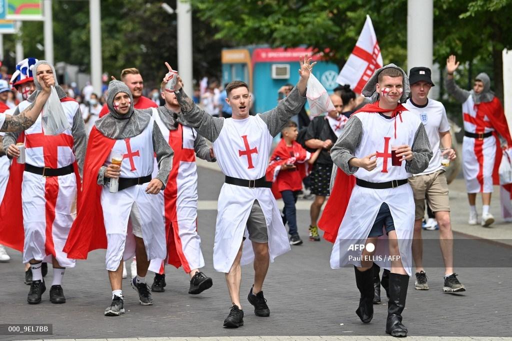 penggemar-inggris-bersorak-di-luar-stadion-wembley-jelang-kick-off-italia-vs-inggris.jpg