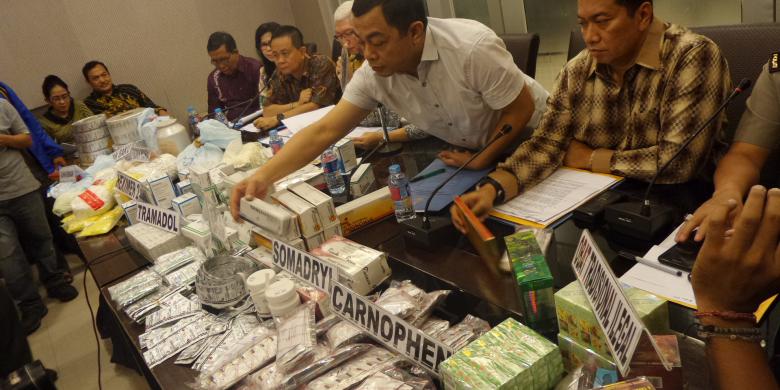 penggerebekan-lima-gudang-obat-palsu-dan-ilegal_20160906_135444.jpg