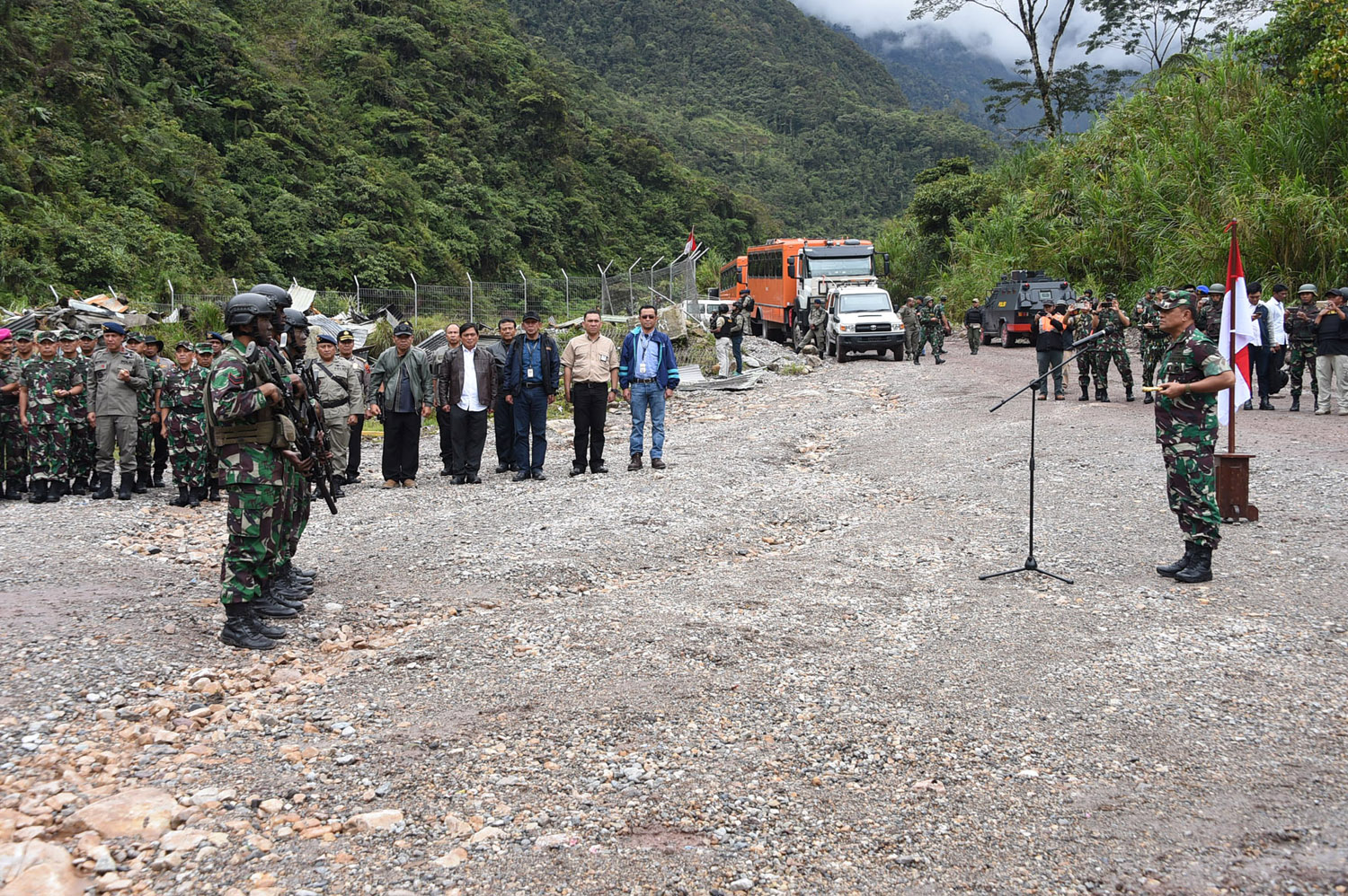 penghargaan-untuk-prajurit-tni-pembebas-sandera-di-papua_20171120_230246.jpg