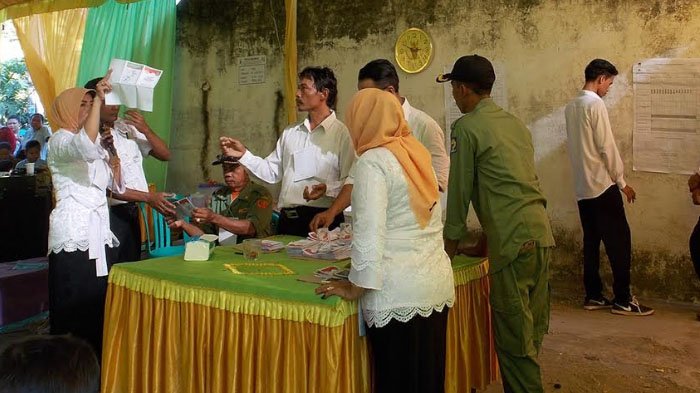 penghitungan-suara-di-tps-005-tempat-tjaturina-istri-cabup-ny_20180628_051857.jpg