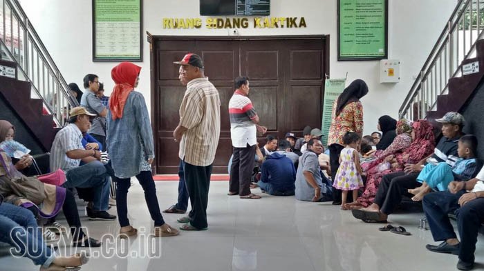 pengikut-dimas-kanjeng-taat-pribadi-menunggu-persidangan_20170712_174942.jpg