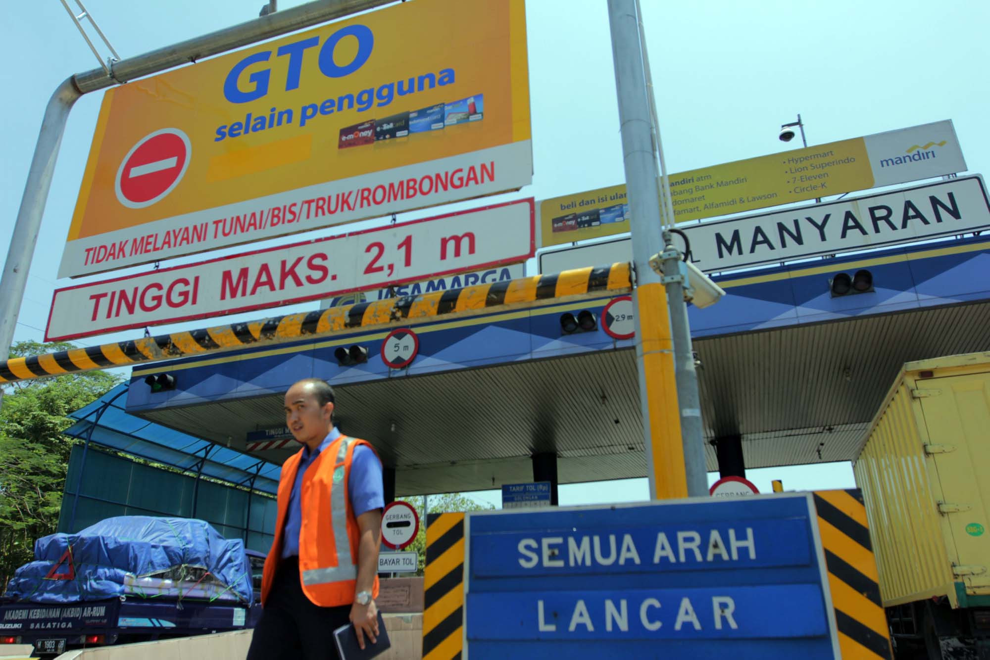 pengoperasian-gardu-tol-otomatis-di-semarang_20141105_214943.jpg