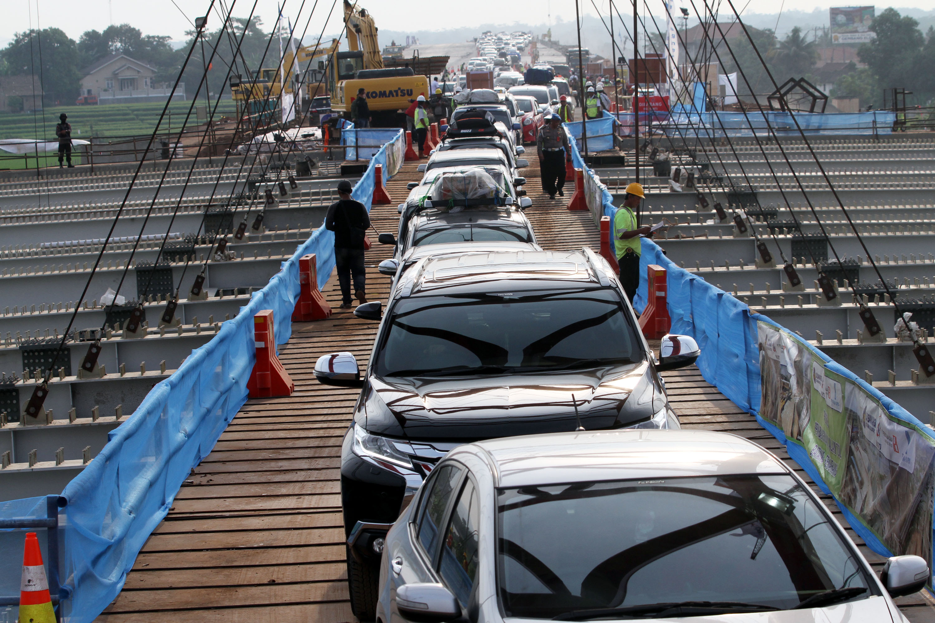 pengoperasian-sementara-jembatan-kali-kuto-untuk-arus-mudik_20180613_182339.jpg