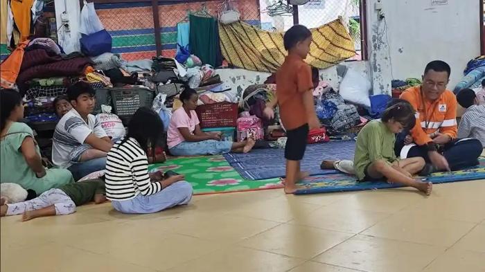 pengungsi-Tapanuli-Selatan-banjir-2134fds.jpg