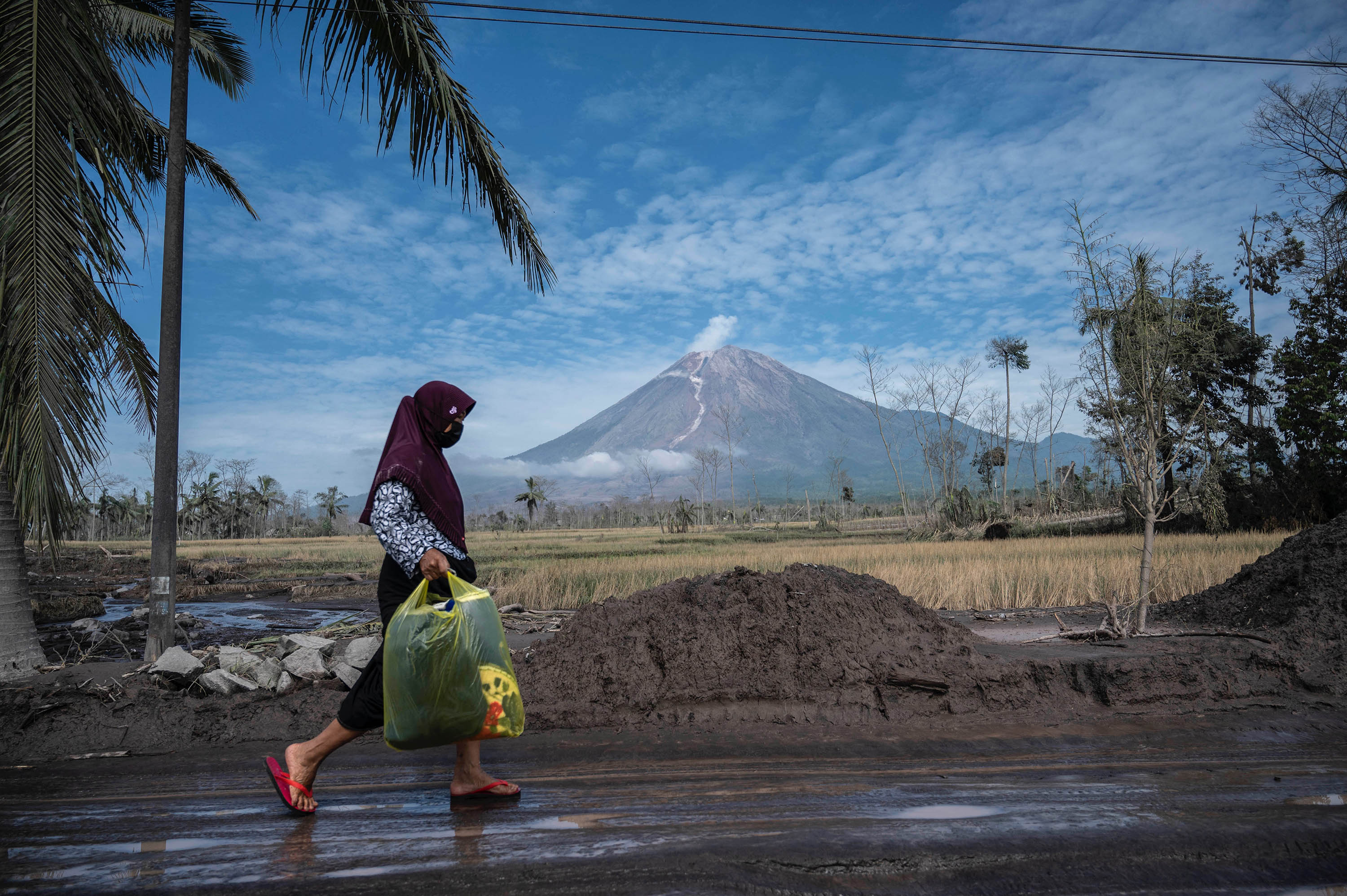 pengungsi-erupsi-semeru-mulai-bersihkan-rumah_20211209_091354.jpg