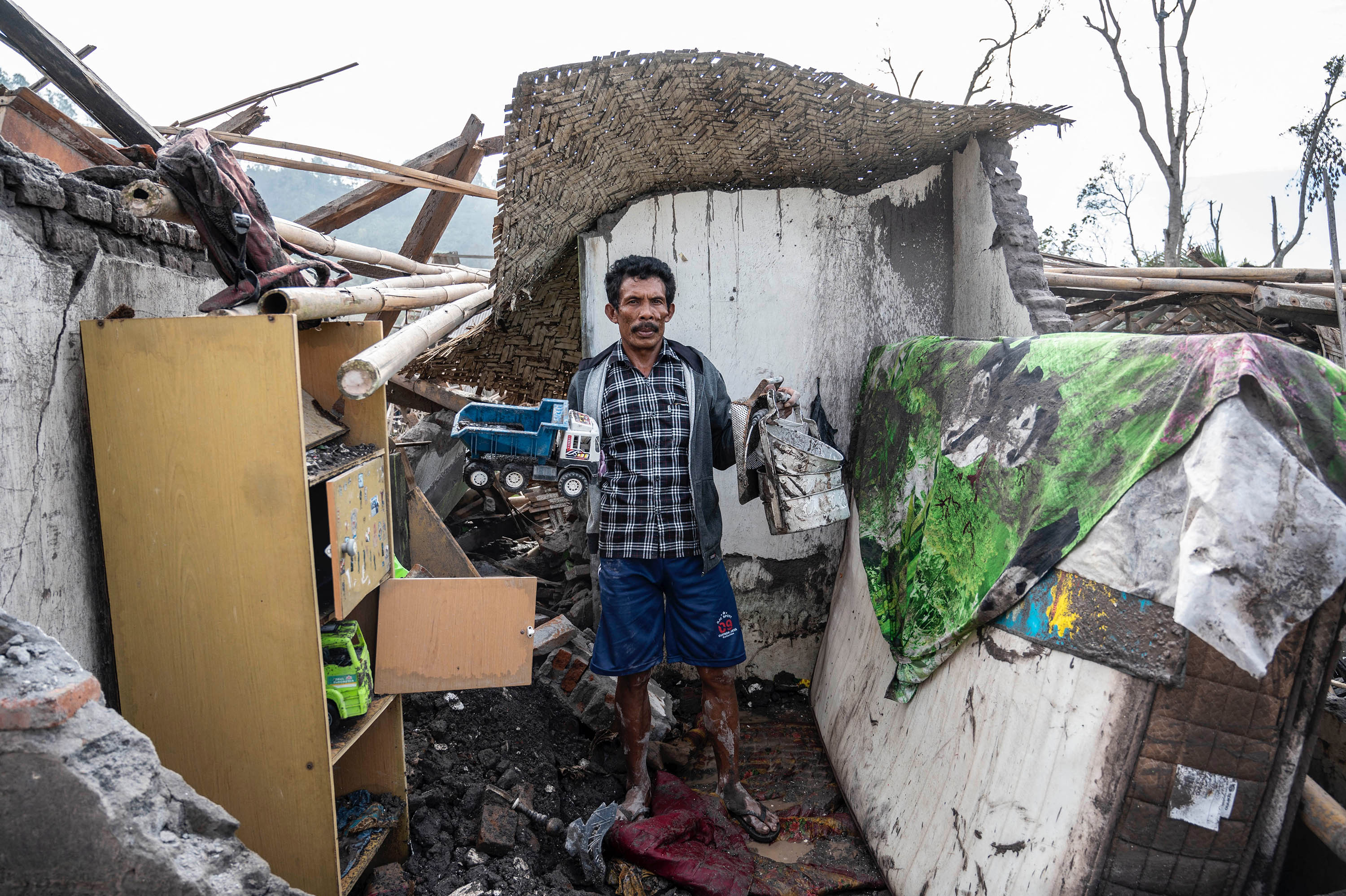 pengungsi-erupsi-semeru-mulai-bersihkan-rumah_20211209_091648.jpg
