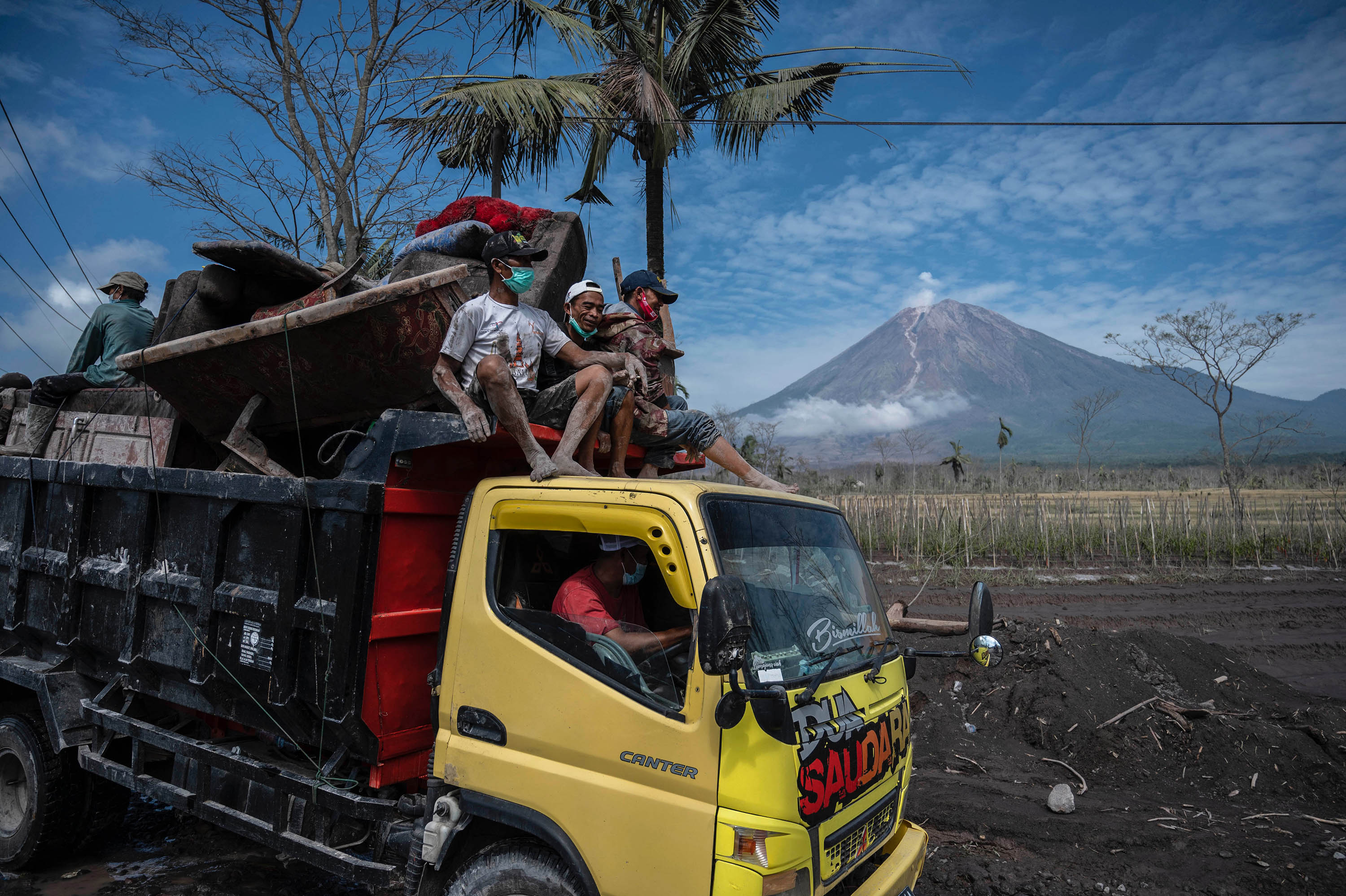 pengungsi-erupsi-semeru-mulai-bersihkan-rumah_20211209_092147.jpg