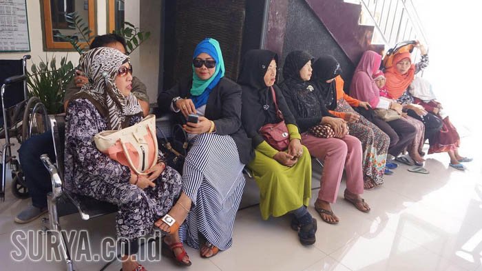 pengunjung-sidang-dimas-kanjeng_1_20170801_120706.jpg