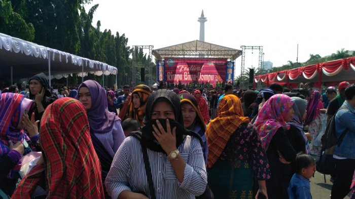 pengunjung-yang-menghadiri-festival-rimpu-bima-dompu-2018_20180717_000457.jpg