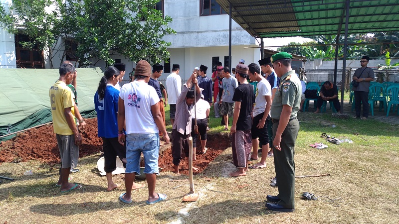 pengurus-pondok-pesantren-al-hikam-ii-mulai-menggali-pusara-kh-hasyim-muzadi_20170316_103527.jpg