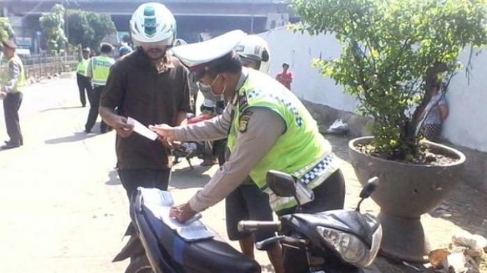 penindakan-pemotor-yang-melawan-arus_20151215_141028.jpg