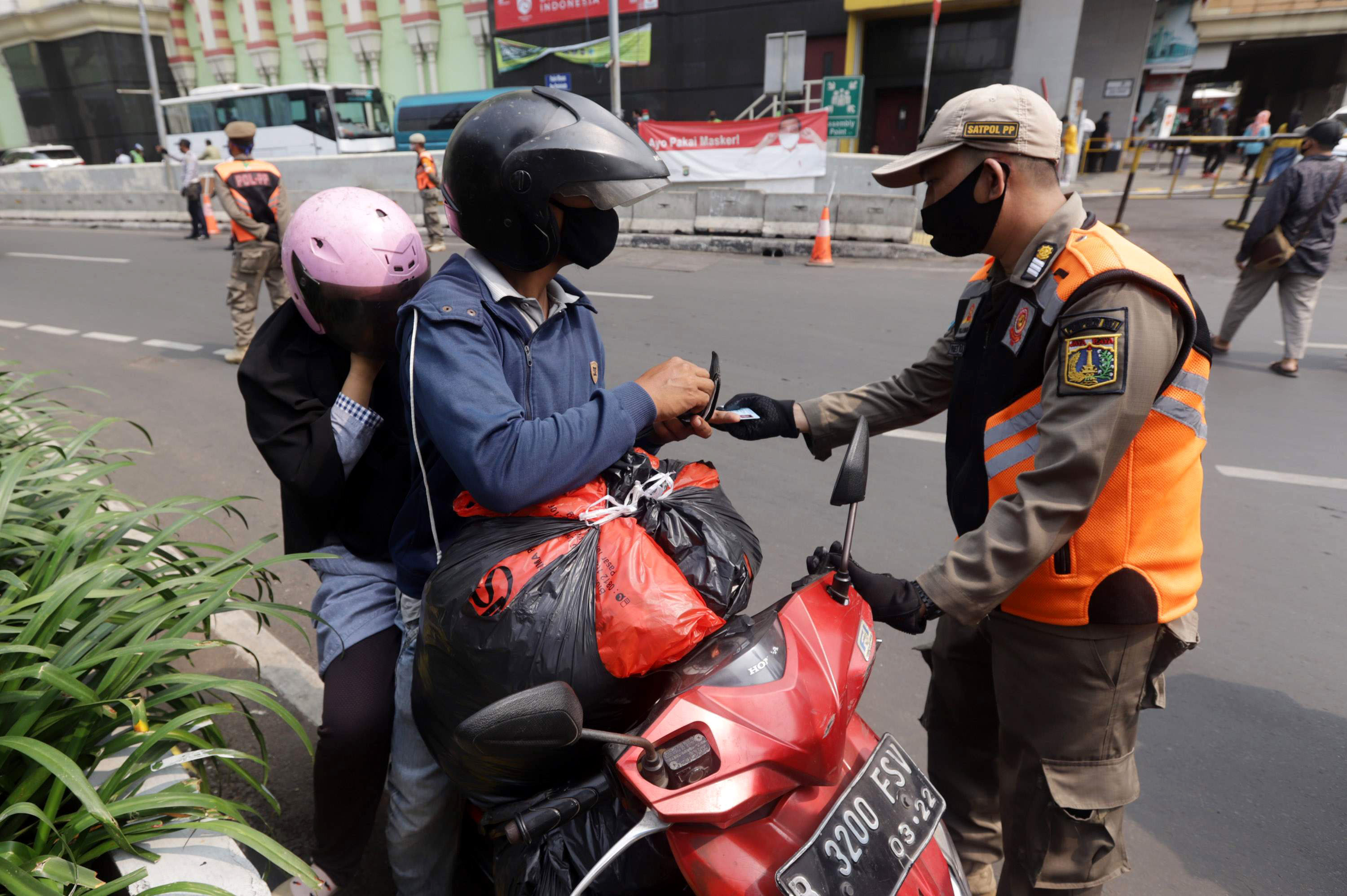 penindakan-terhadap-warga-pelanggar-psbb-total-di-jakarta_20200914_155244.jpg