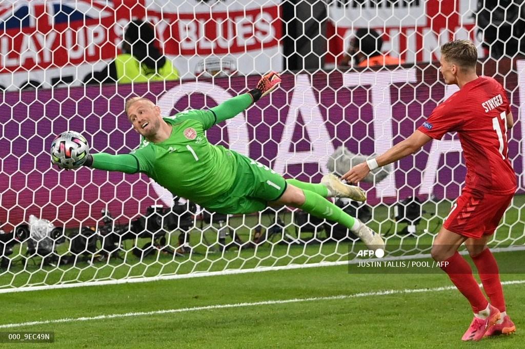 penjaga-gawang-denmark-kasper-schmeichel-kiri-melakukan-penyelamatan.jpg