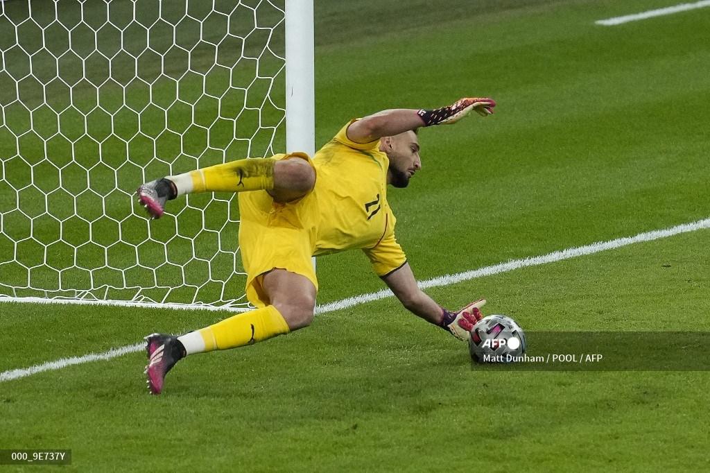 penjaga-gawang-italia-gianluigi-donnarumma-menyelamatkan-tembakan.jpg